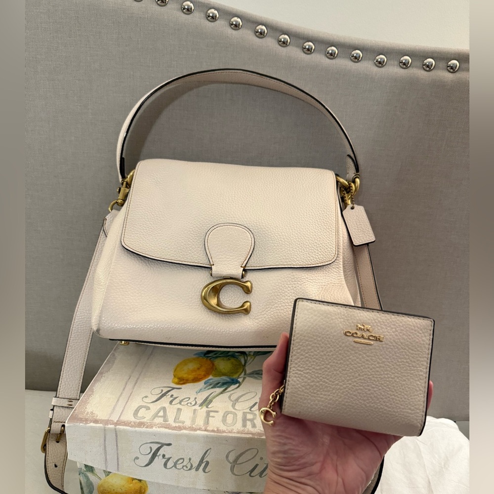 ❤️ Coach Signature Ivory pebbled leather and Bifold wallet